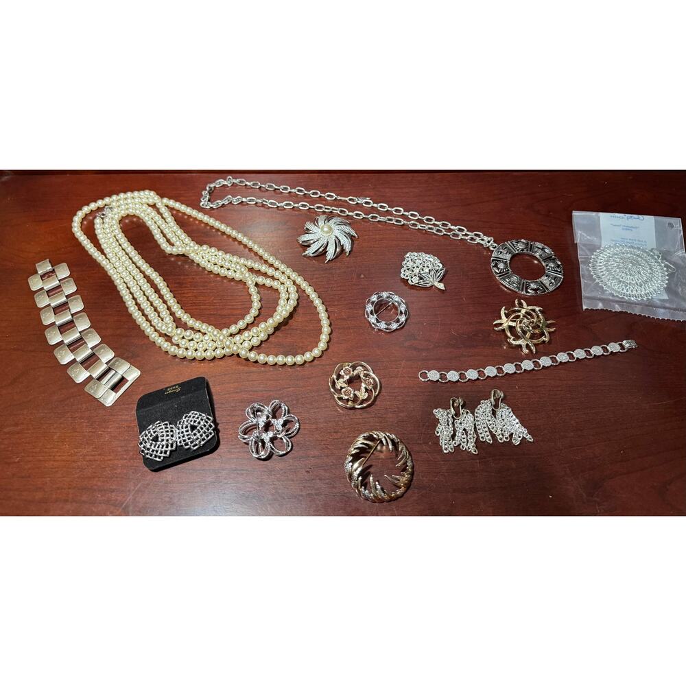 Vintage 14 Pc Sarah Coventry Jewelry Lot Including Brooches Bracelets Earrings